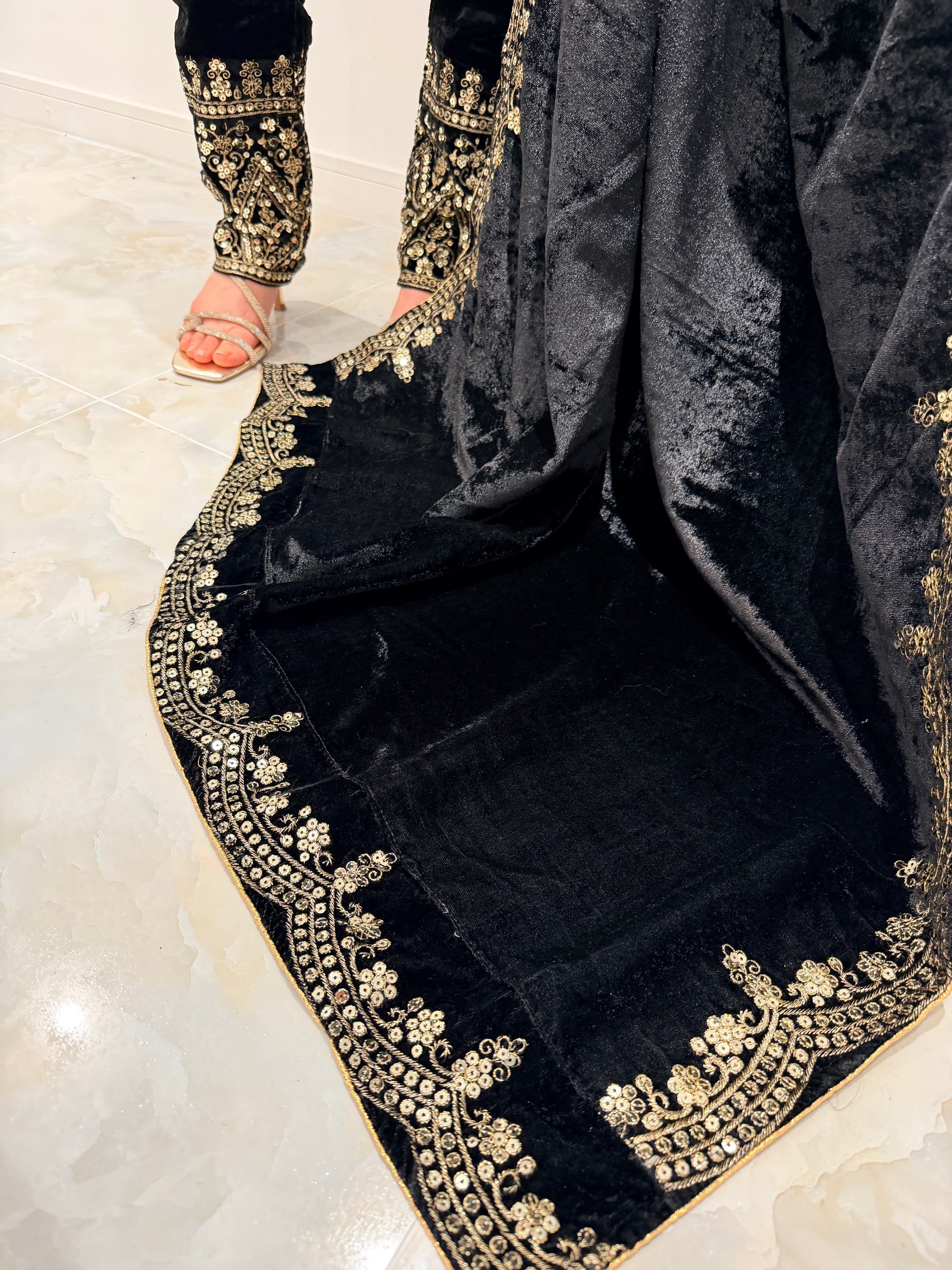 Embroidered velvet shawl suit